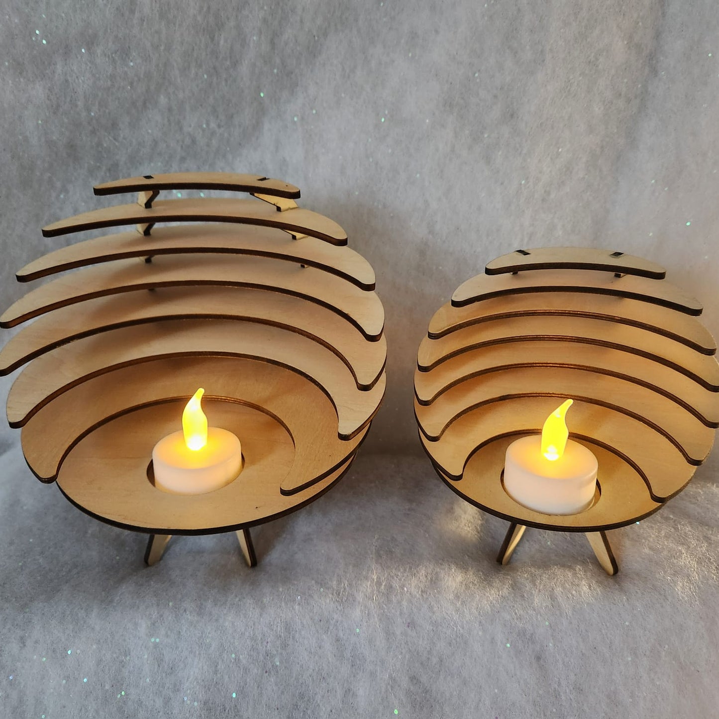 Photophore sculptural en bois de tilleul avec bougie LED effet flamme, fabriqué à la main par Atelier Créations.