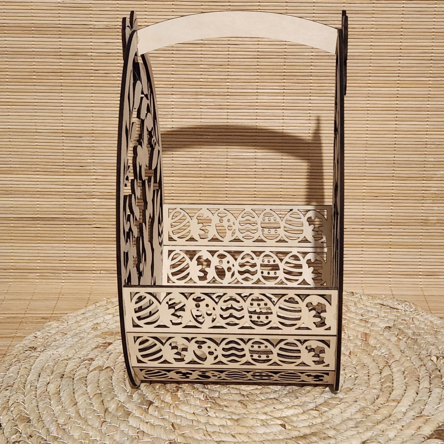Vue de côté panier bois avec motifs œufs de Pâques ajourés