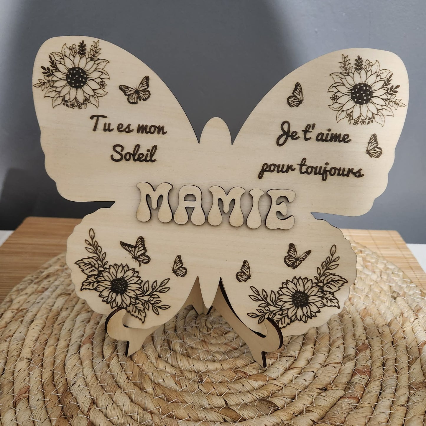 Détail gravure tournesols et papillons sur bois clair