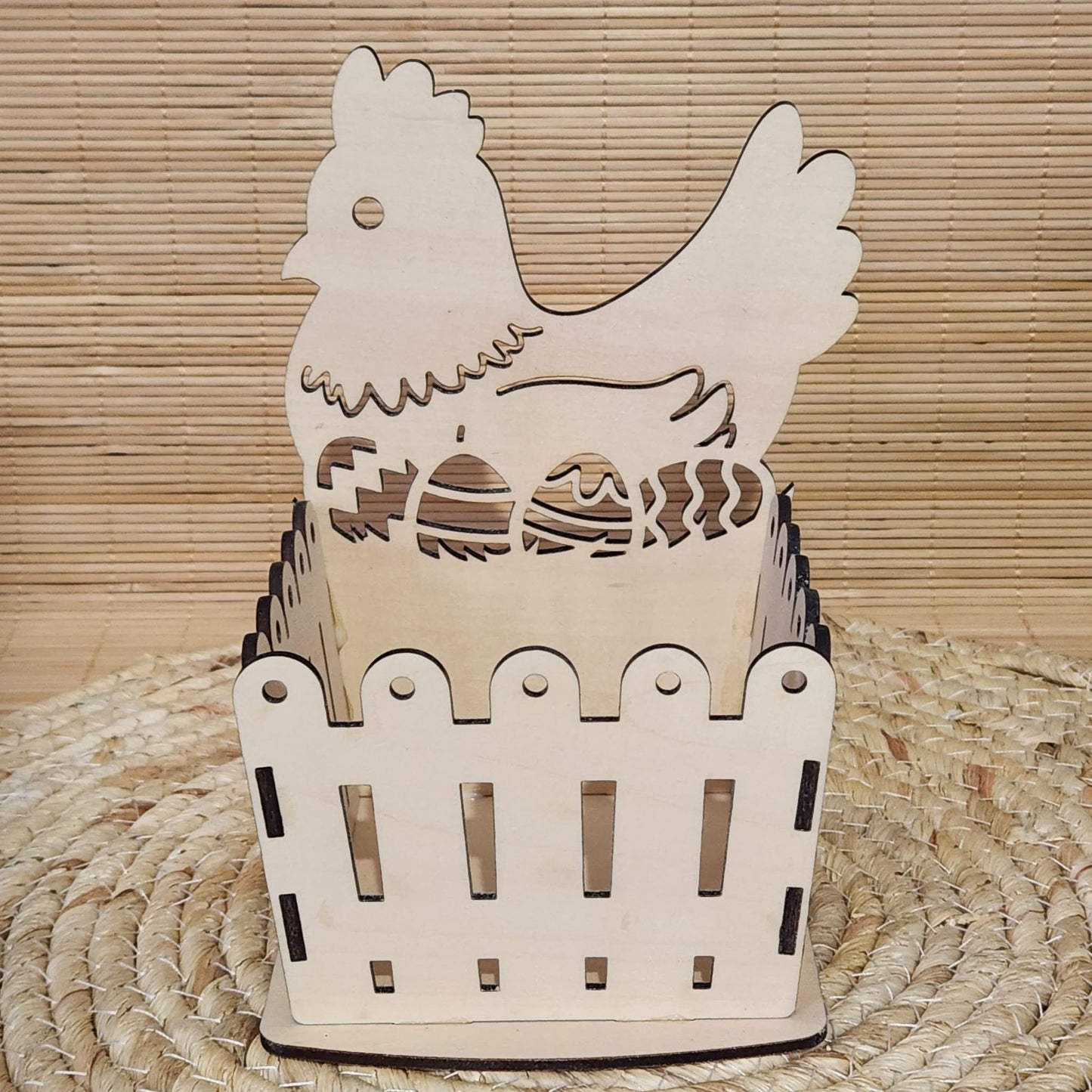 Panier en bois avec silhouette de poule couvant ses œufs pour chocolats de Pâques