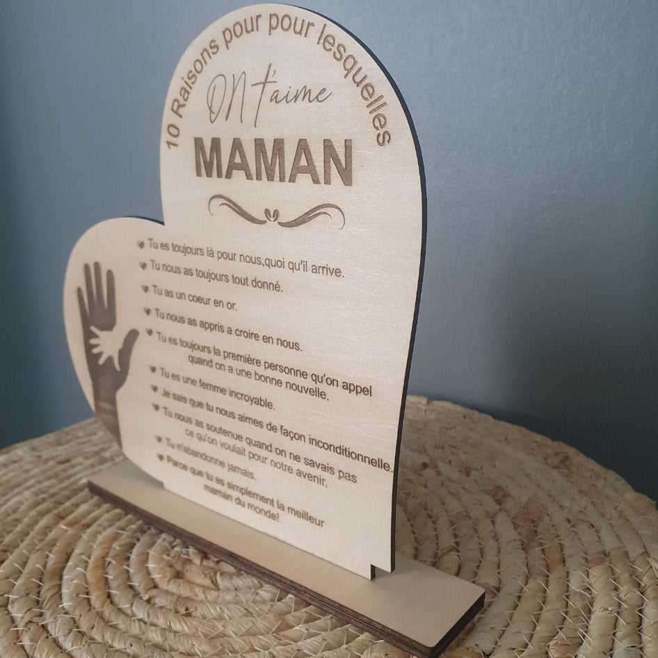 Vue de profil de la décoration cœur en bois posée sur son socle rectangulaire