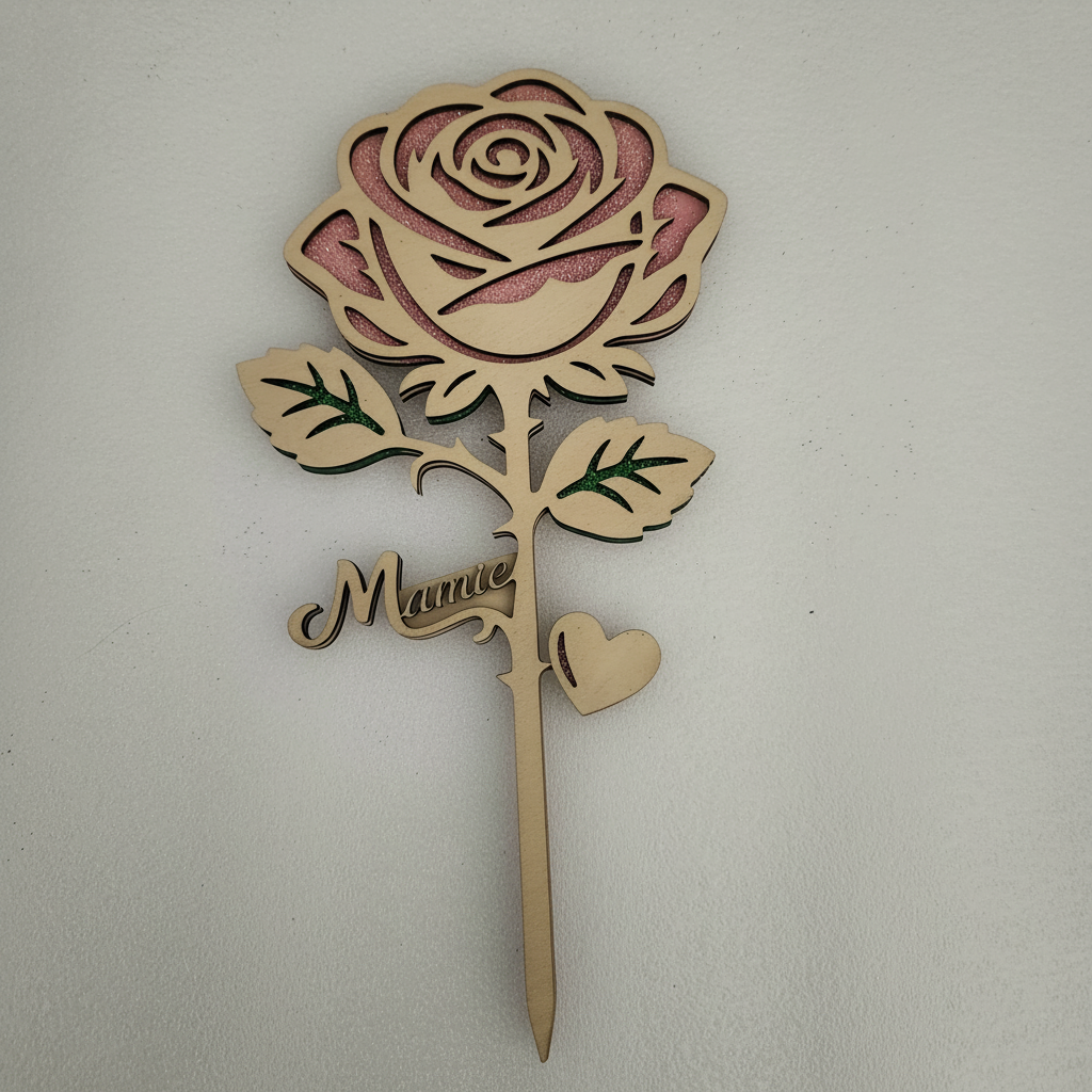 Rose éternelle en bois gravée Mamie avec détails pailletés roses, création artisanale Atelier Créations.