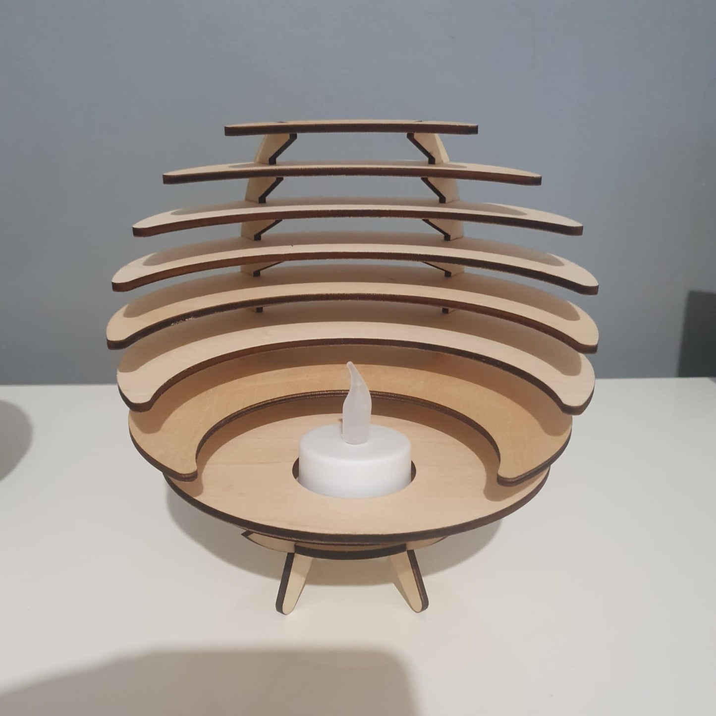 Photophore sculptural en bois de tilleul avec bougie LED effet flamme, fabriqué à la main par Atelier Créations.