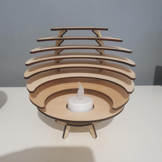 Photophore sculptural en bois de tilleul avec bougie LED effet flamme, fabriqué à la main par Atelier Créations.