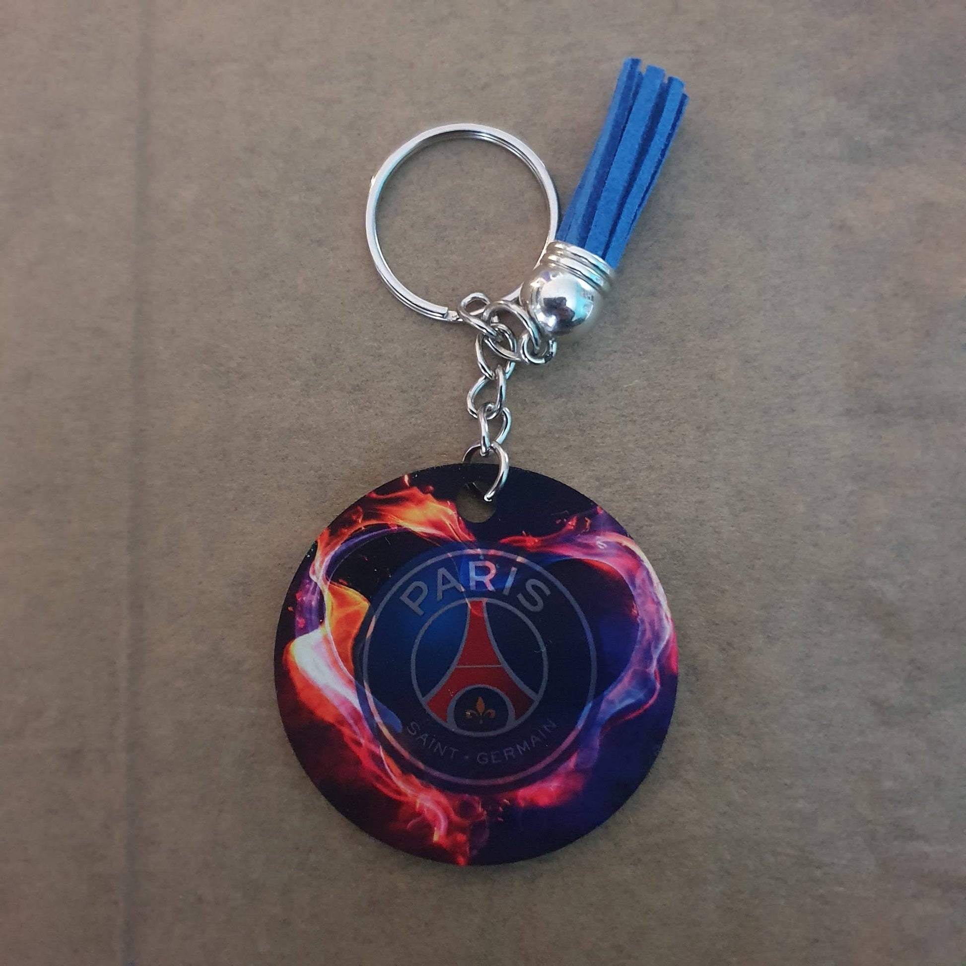 Assortiment de porte-clés ronds de 5cm avec exemples de visuels démonstratifs et pompons colorés