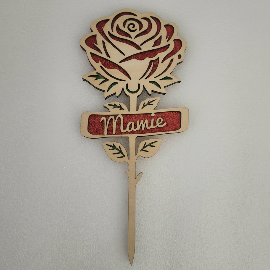 Fleur en bois découpée au laser avec message personnalisé Maman et cœur rouge passion, artisanat français Atelier Créations.