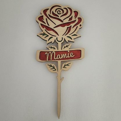 Fleur en bois découpée au laser avec message personnalisé Maman et cœur rouge passion, artisanat français Atelier Créations.