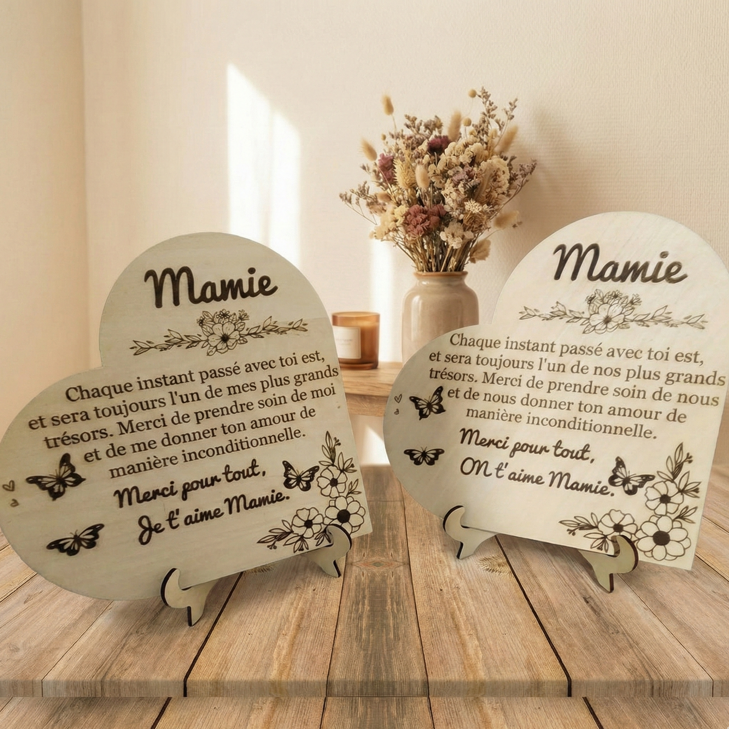 Cœur en bois gravé 20cm pour Mamie avec support inclus. Poème émouvant disponible en version Je t'aime ou On t'aime, décoration florale et papillons.