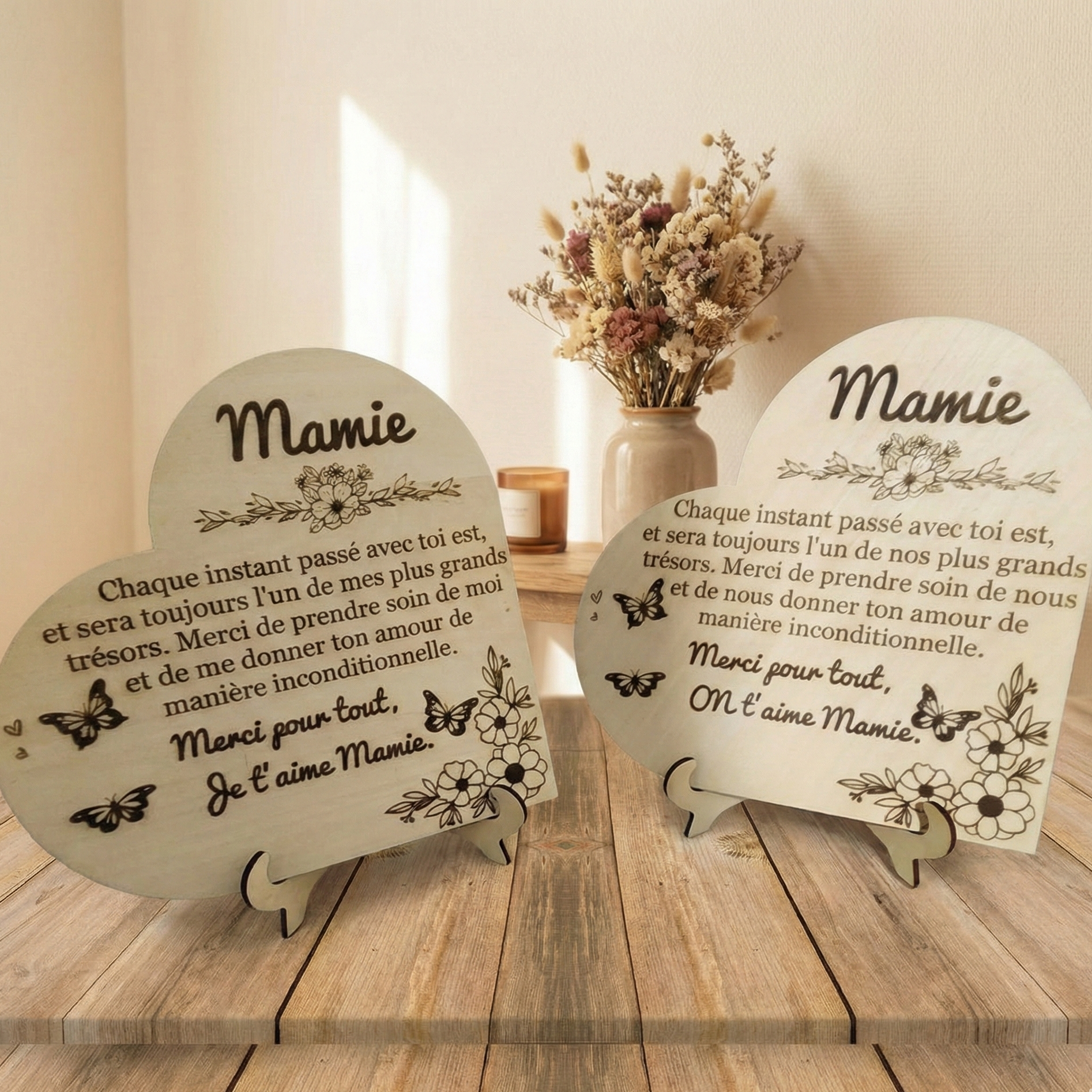 Cœur en bois gravé 20cm pour Mamie avec support inclus. Poème émouvant disponible en version Je t'aime ou On t'aime, décoration florale et papillons.