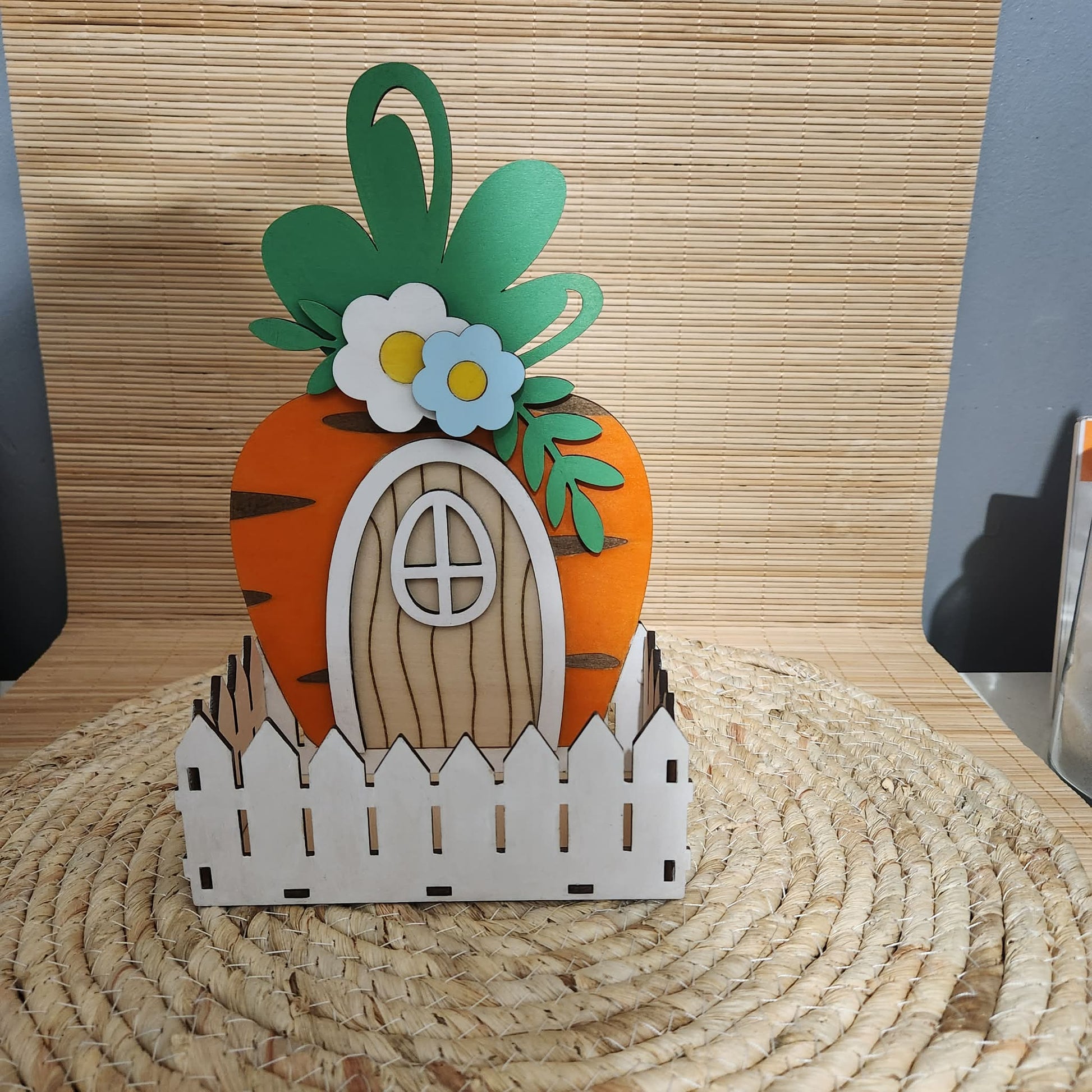 Décoration contenant en bois forme maison carotte avec porte et barrière blanche pour Pâques