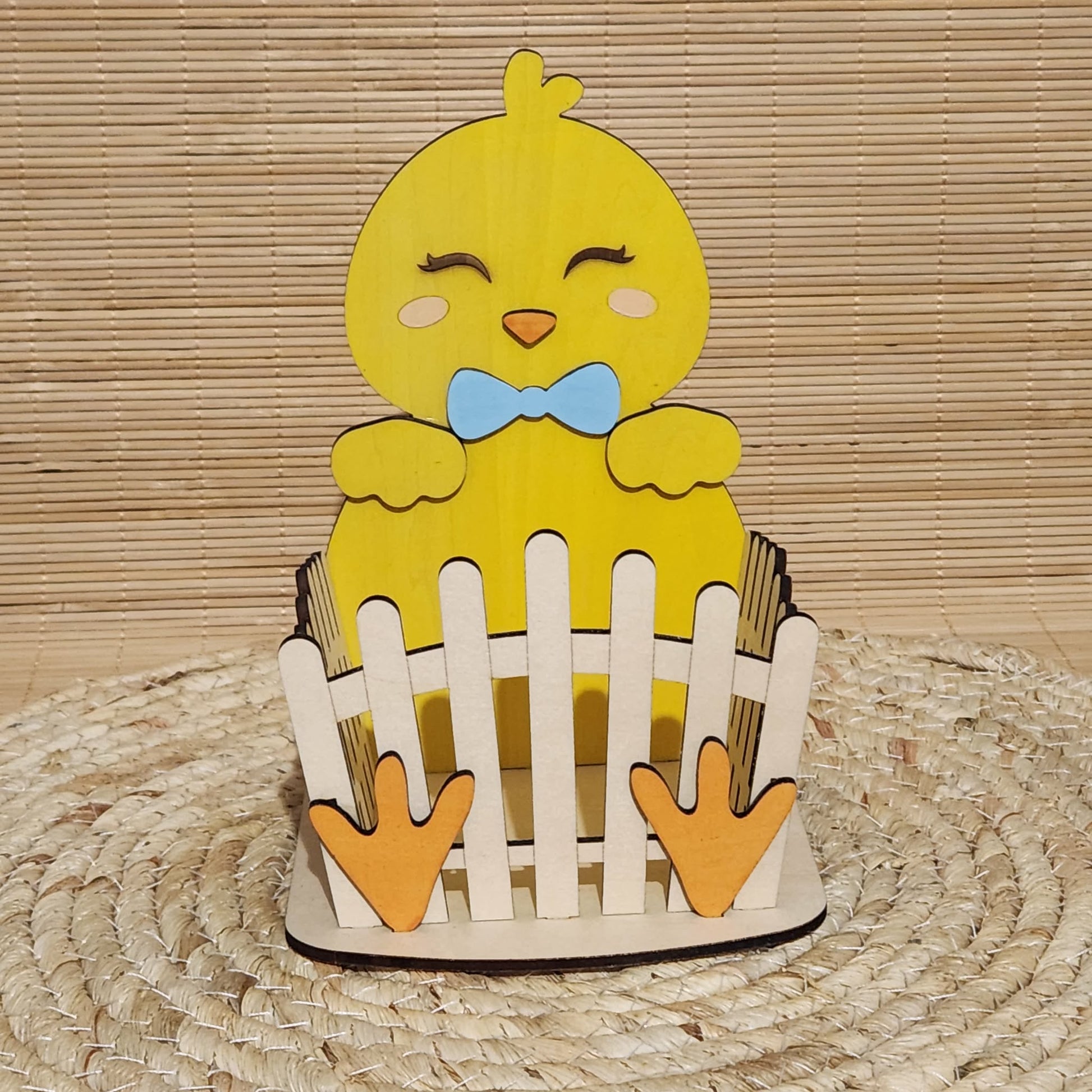 Décoration Pâques poussin bois version garçon pour mettre des chocolats