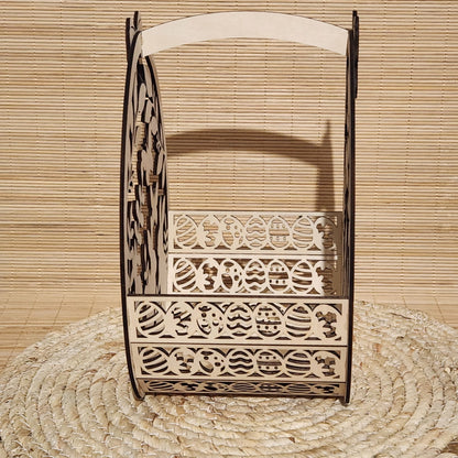 Vue de côté panier bois avec motifs œufs de Pâques ajourés