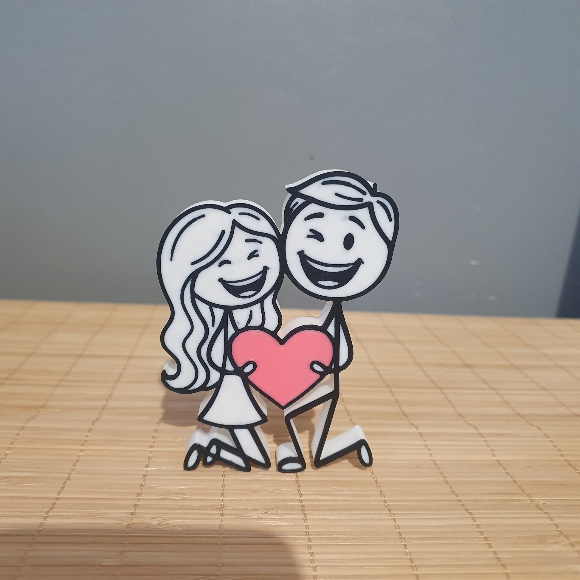 Figurine 3D d'un couple mixte homme et femme tenant ensemble un cœur rose, épaisseur 12mm.