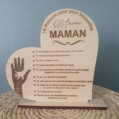 Décoration en bois forme cœur sur socle avec texte On t'aime Maman et mains gravées
