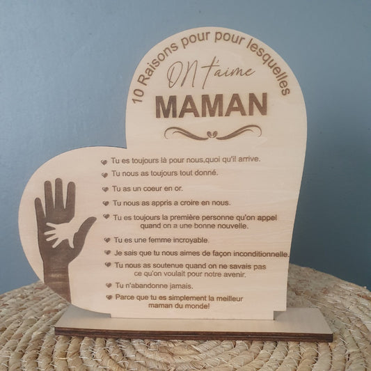Décoration en bois forme cœur sur socle avec texte On t'aime Maman et mains gravées