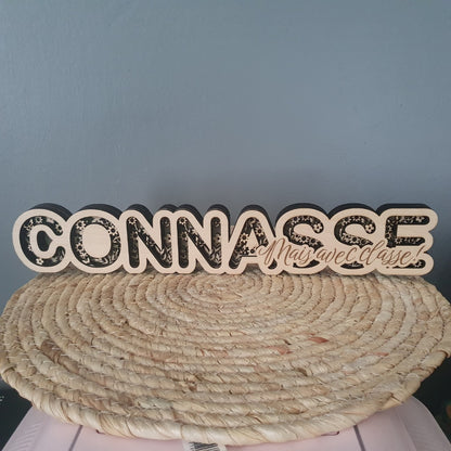 Décoration à poser en bois avec le texte humoristique Connasse mais avec classe
