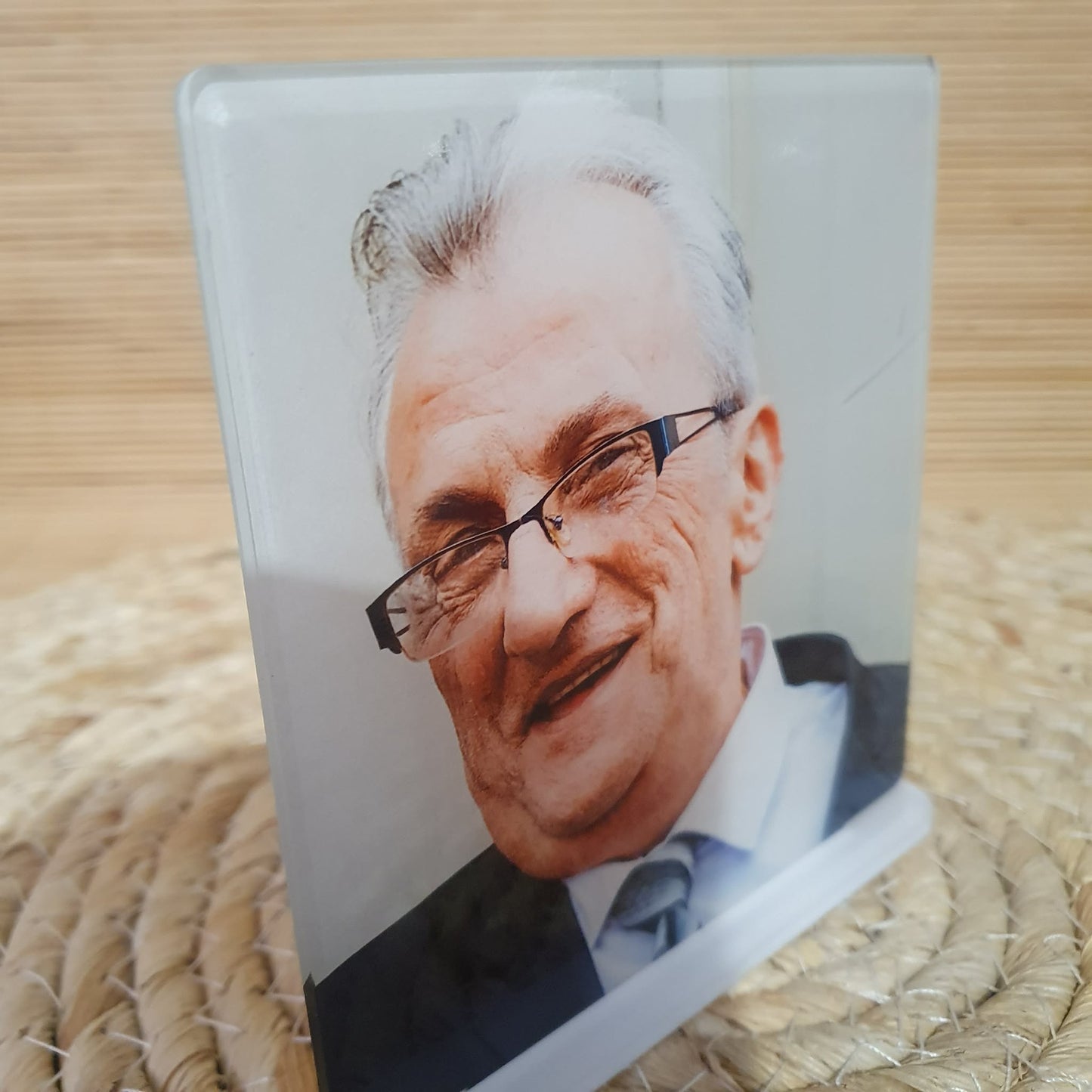 Plaque plexi 11x11cm posée sur son support