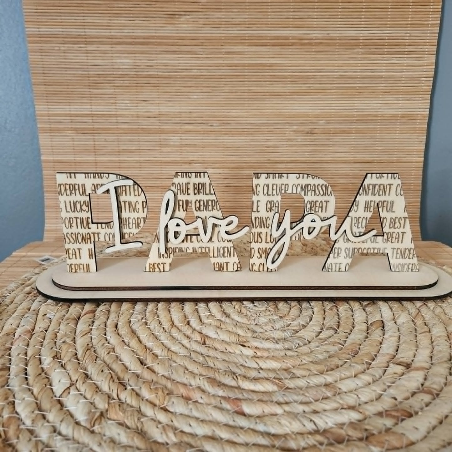 Décoration à poser en bois avec lettrage PAPA gravé et I love you en relief blanc pour la fête des pères