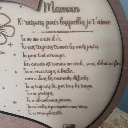 Détail de la gravure laser du poème et du motif floral sur bois clair