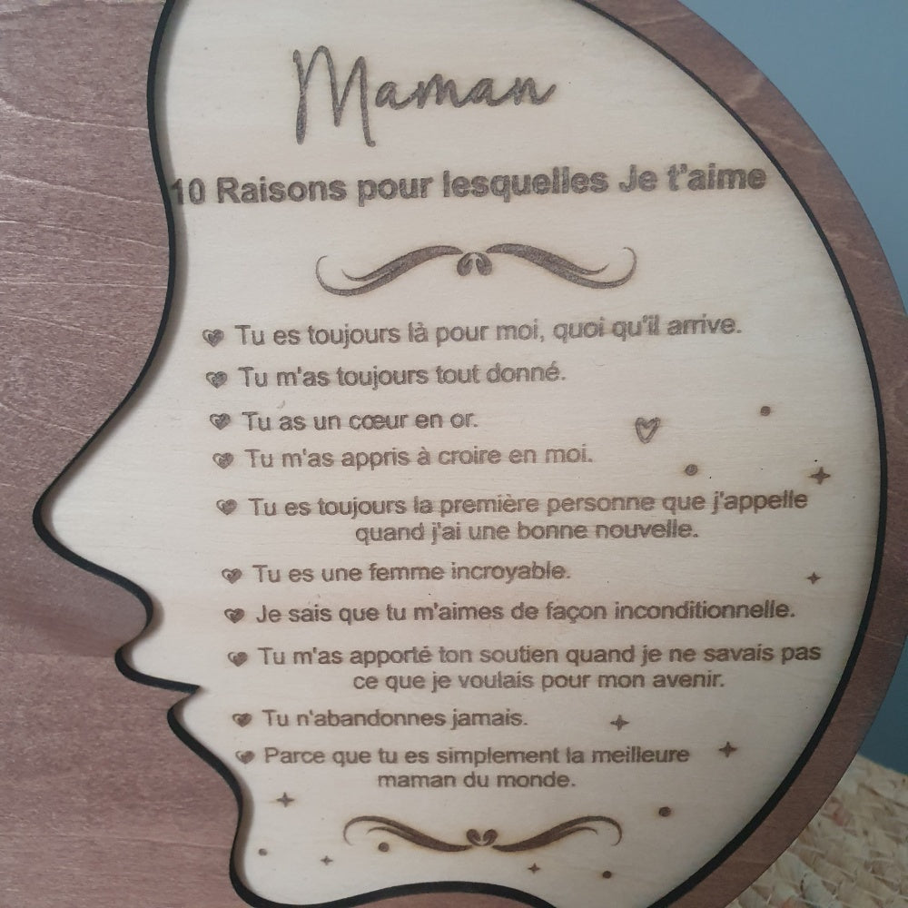 Détail de la gravure laser du poème et du motif floral sur bois clair Une Maman