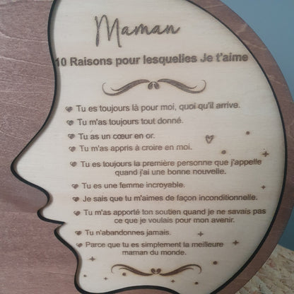 Détail de la gravure laser du poème et du motif floral sur bois clair Une Maman