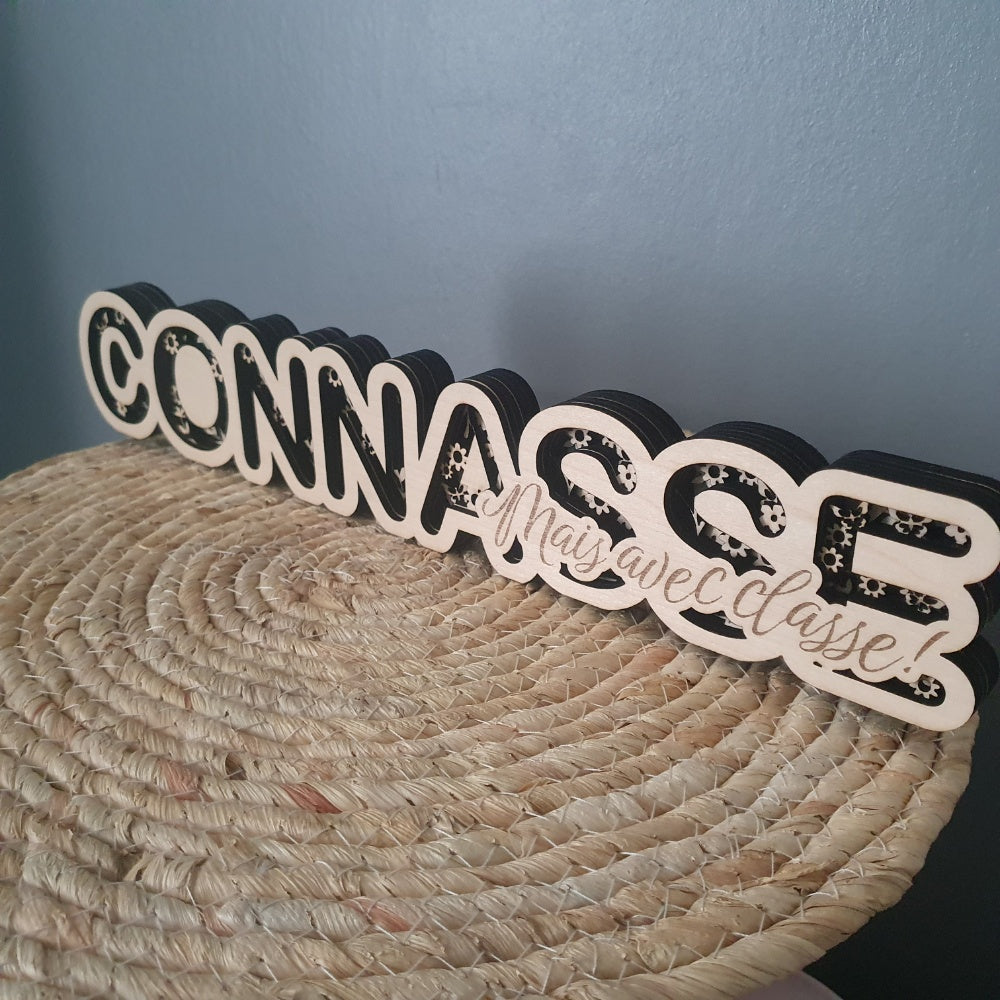 Décoration à poser en bois avec le texte humoristique Connasse mais avec classe