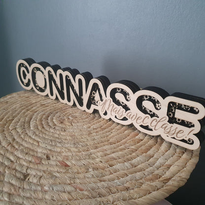 Décoration à poser en bois avec le texte humoristique Connasse mais avec classe