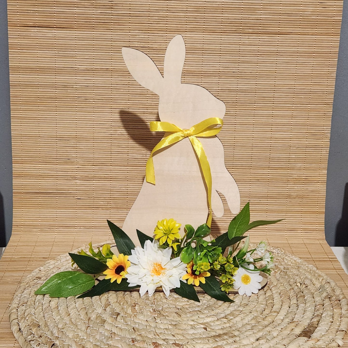 écoration lapin bois silhouette debout avec ruban jaune et fleurs tournesols