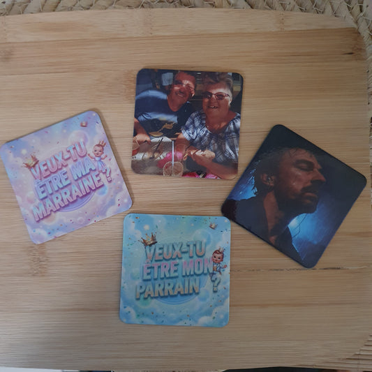 Lot de magnets carrés personnalisés en bois : modèles demande parrain marraine et photos souvenirs finition brillante.