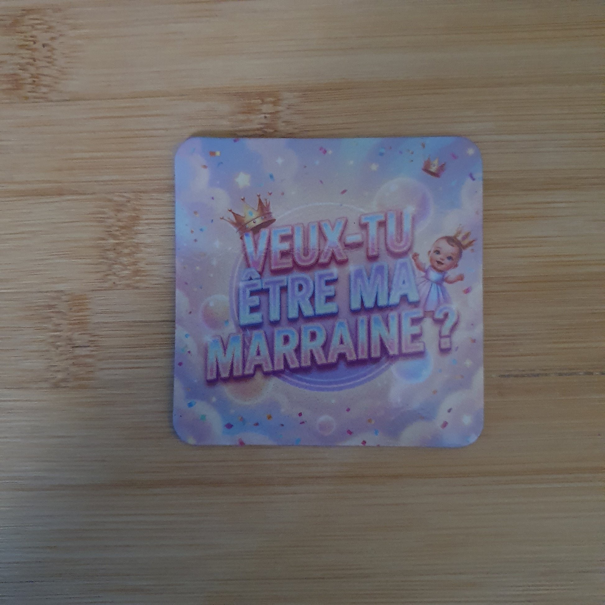 Magnet carré fond rose féerique pastel avec texte Veux-tu être ma Marraine et petite couronne de princesse.