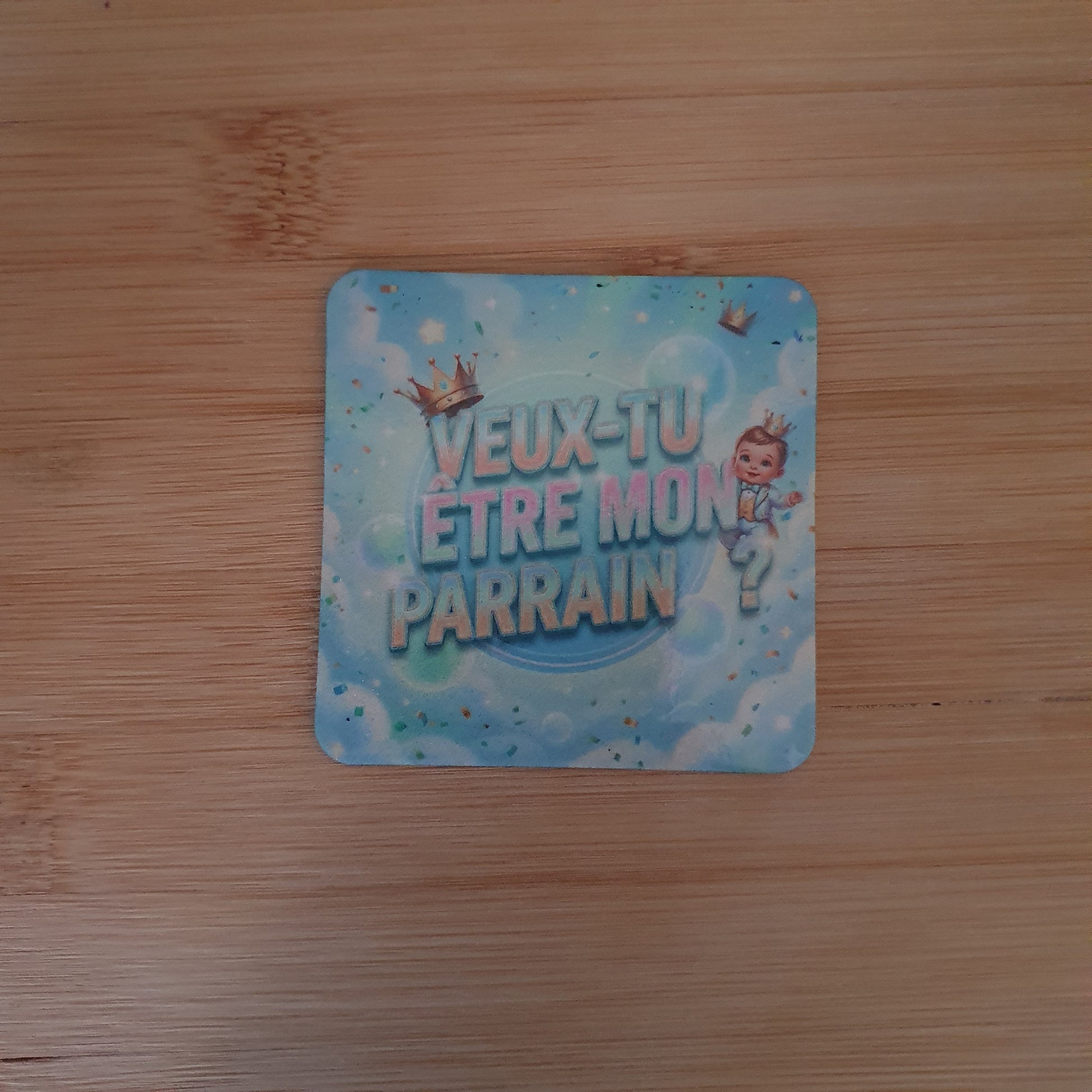 agnet carré fond bleu ciel nuageux avec texte 3D Veux-tu être mon Parrain et couronne dorée.