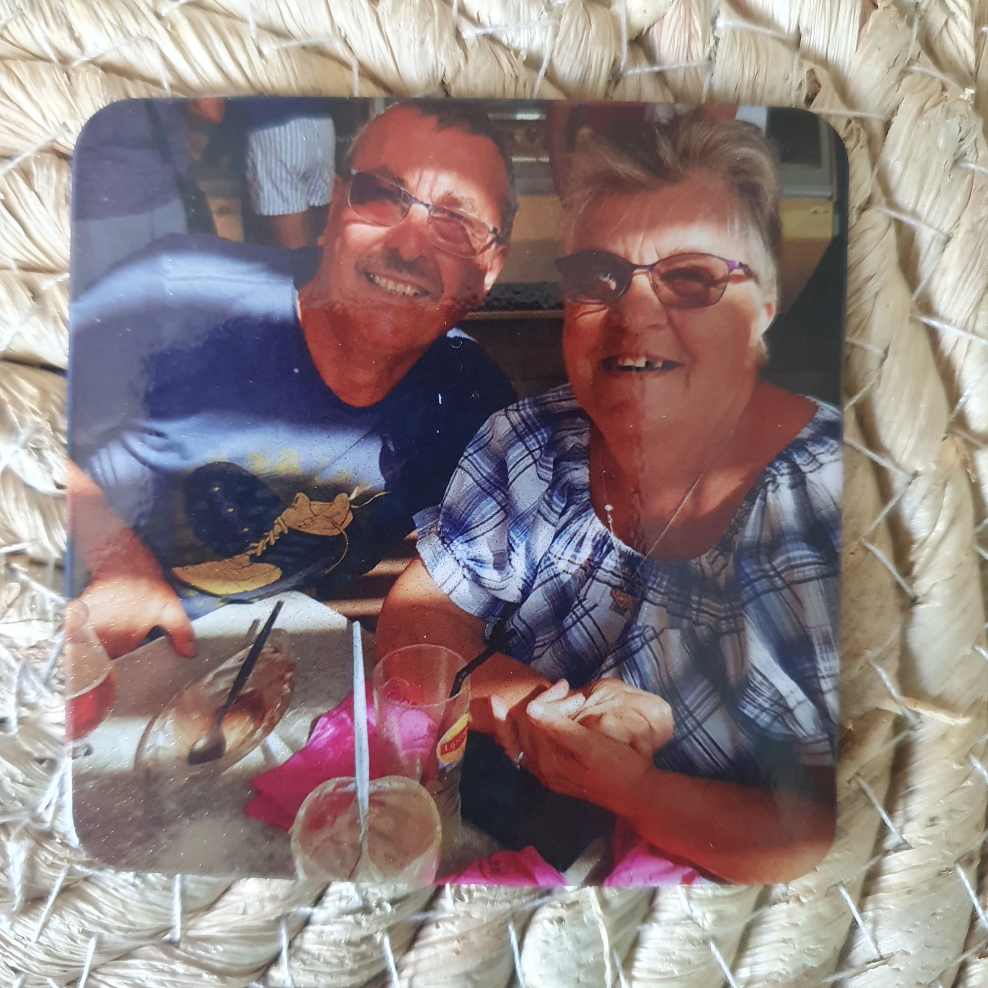 Exemple de magnet frigo personnalisé avec une photo de famille souvenir imprimée en haute qualité format carré.