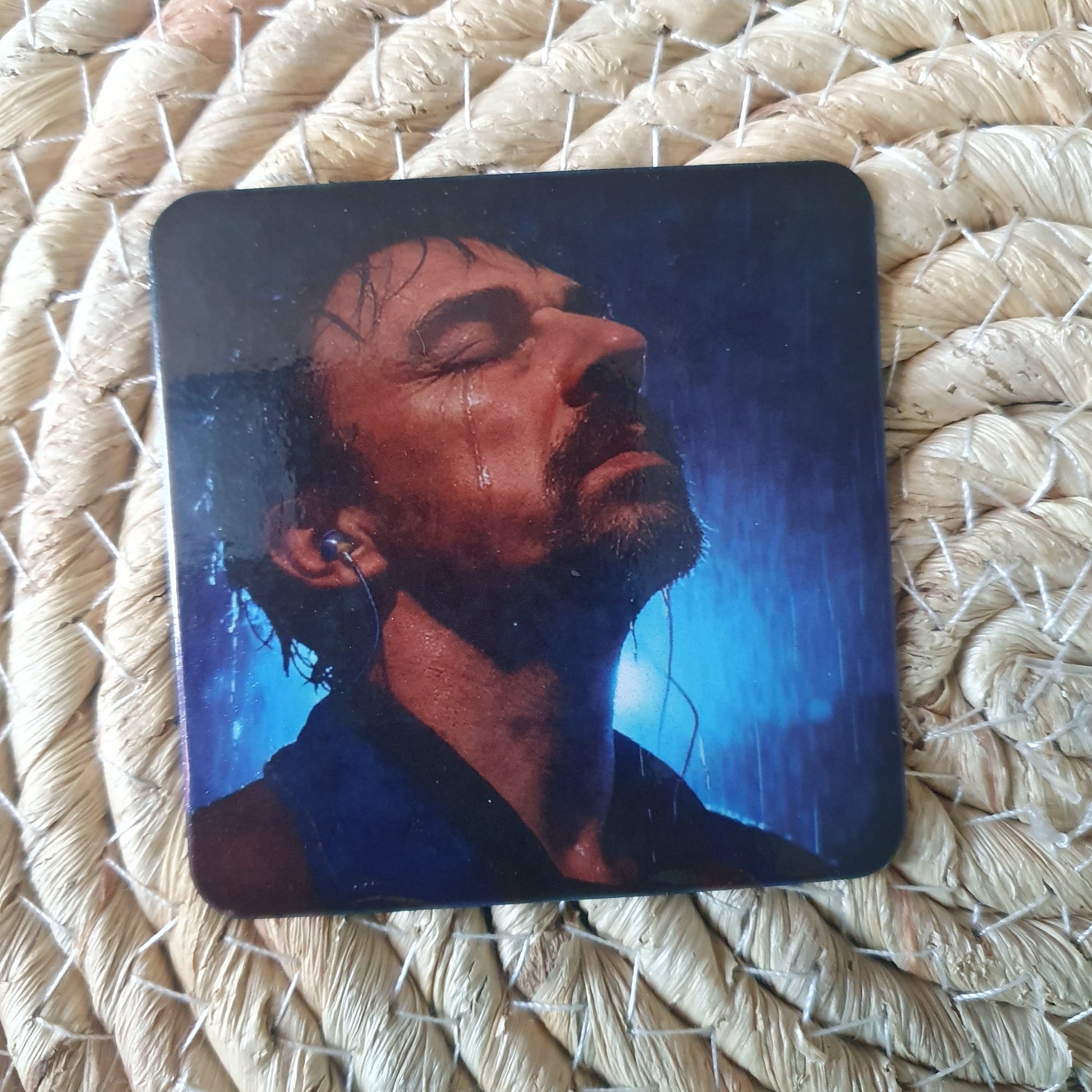 Magnet décoratif personnalisé avec une impression photo de chanteur sur scène fond bleu nuit.
