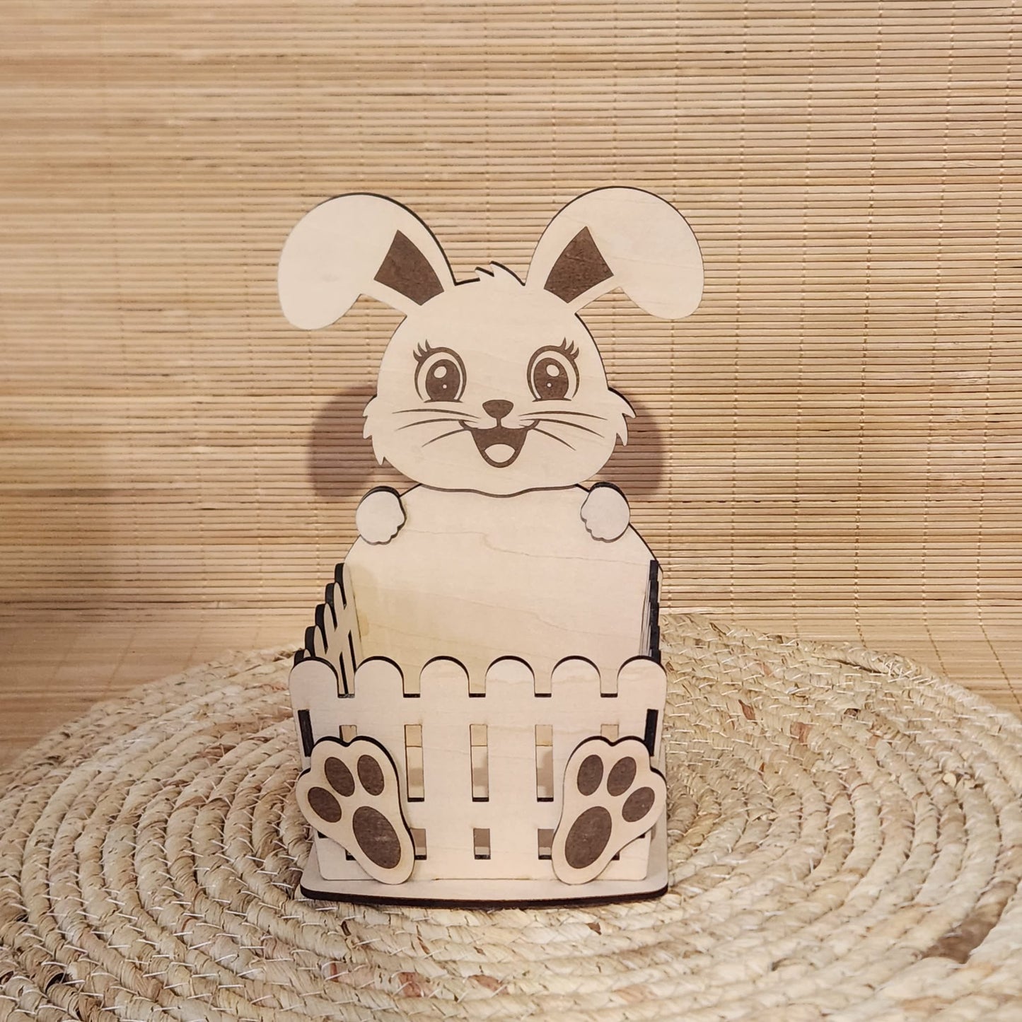 Panier en bois avec adorable lapin et barrière pour chocolats de Pâques