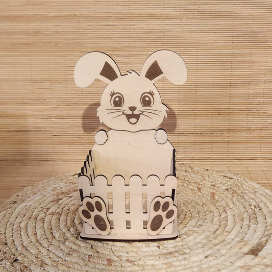 Panier en bois avec adorable lapin et barrière pour chocolats de Pâques