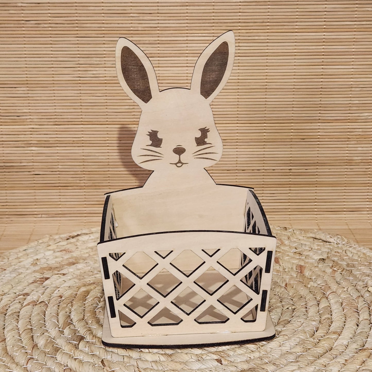 Petit panier en bois avec tête de lapin gravée et parois à croisillons pour Pâques