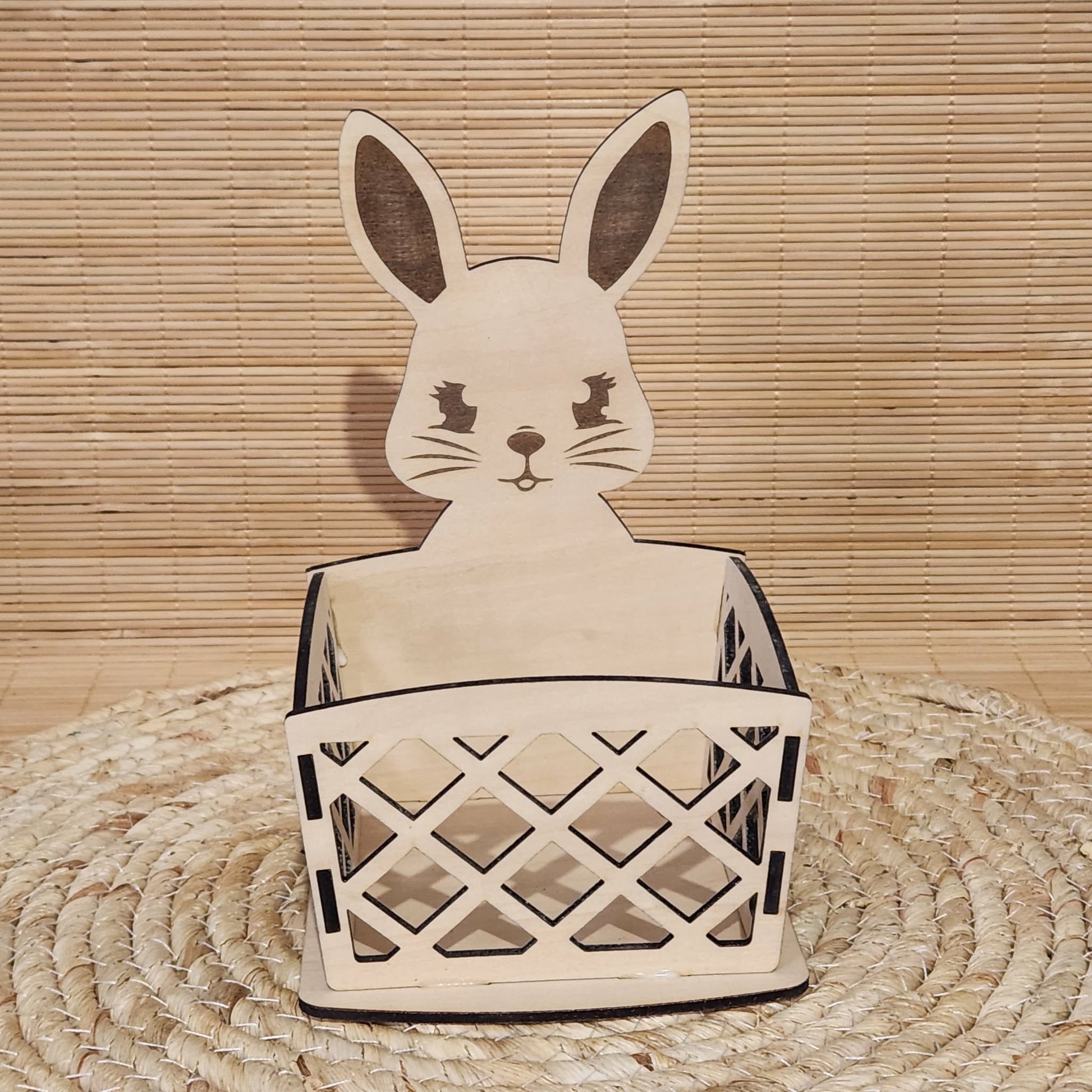 Petit panier en bois avec tête de lapin gravée et parois à croisillons pour Pâques