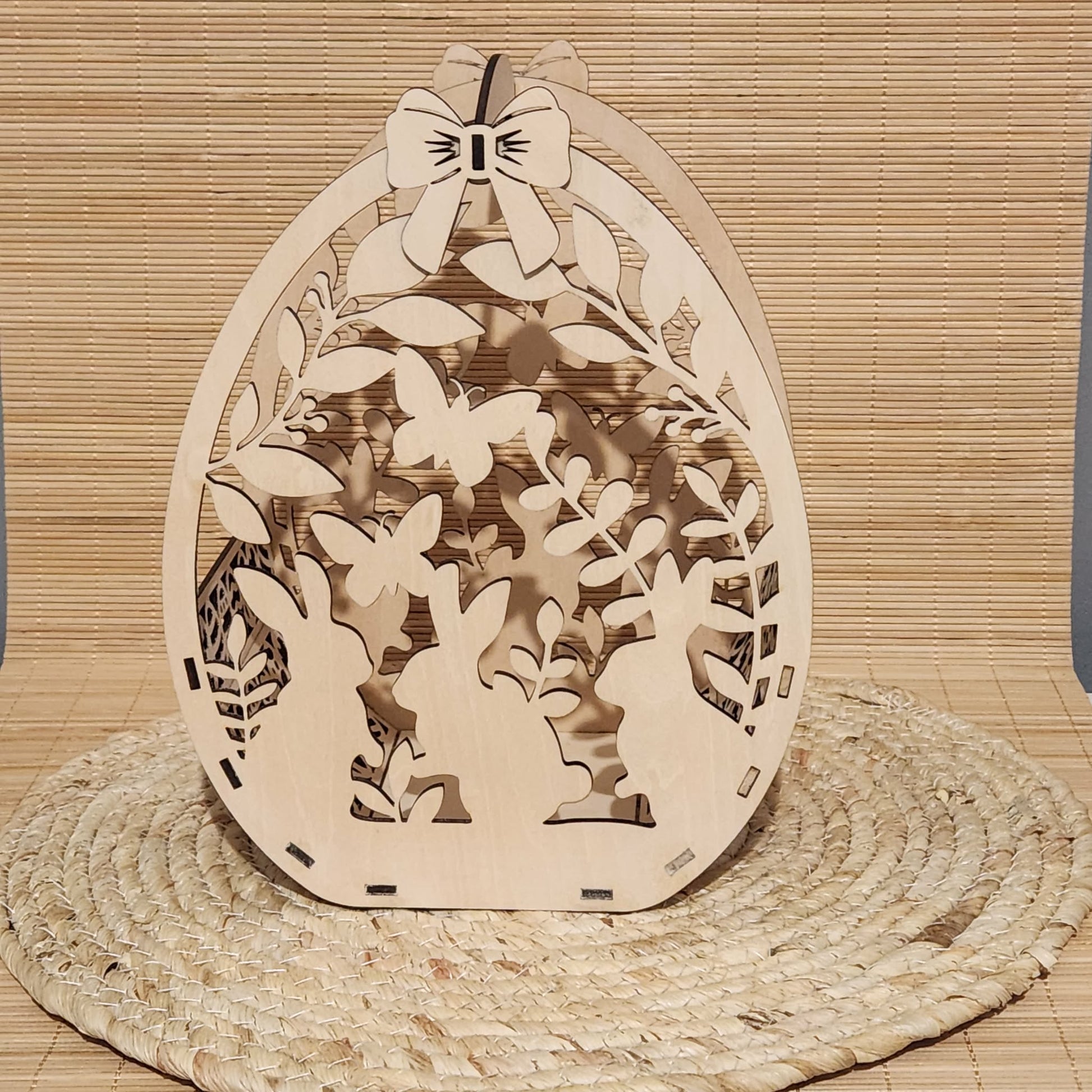 Panier de Pâques en bois forme œuf découpe laser lapins et papillons