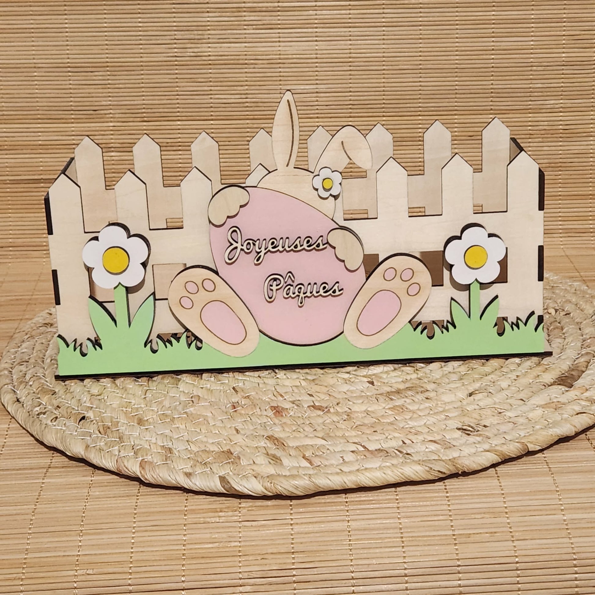 Grand panier Pâques en bois décor barrière herbe et œuf rose Joyeuses Pâques