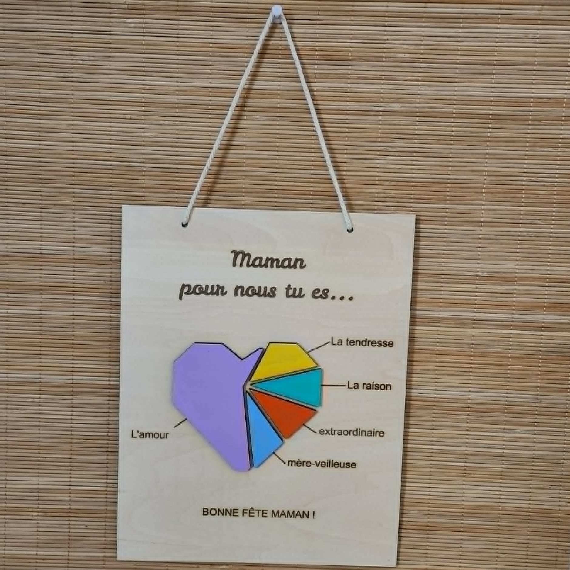 Plaque en bois suspendue avec cœur graphique coloré pour la fête des mères