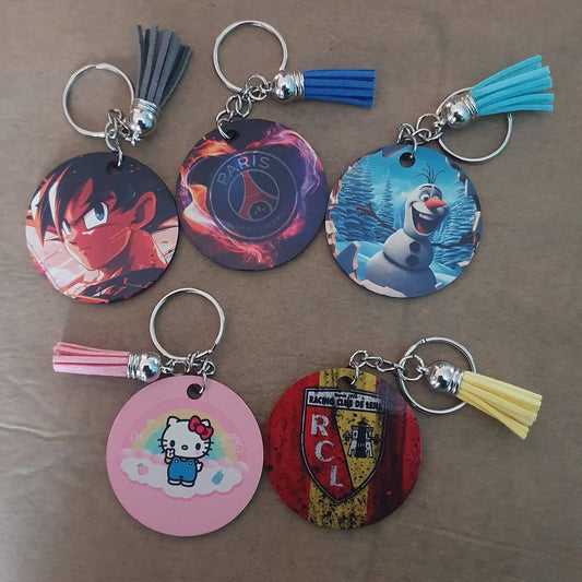 Assortiment de porte-clés ronds de 5cm avec exemples de visuels démonstratifs et pompons colorés
