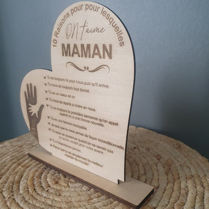 Vue de profil de la décoration cœur en bois posée sur son socle rectangulaire