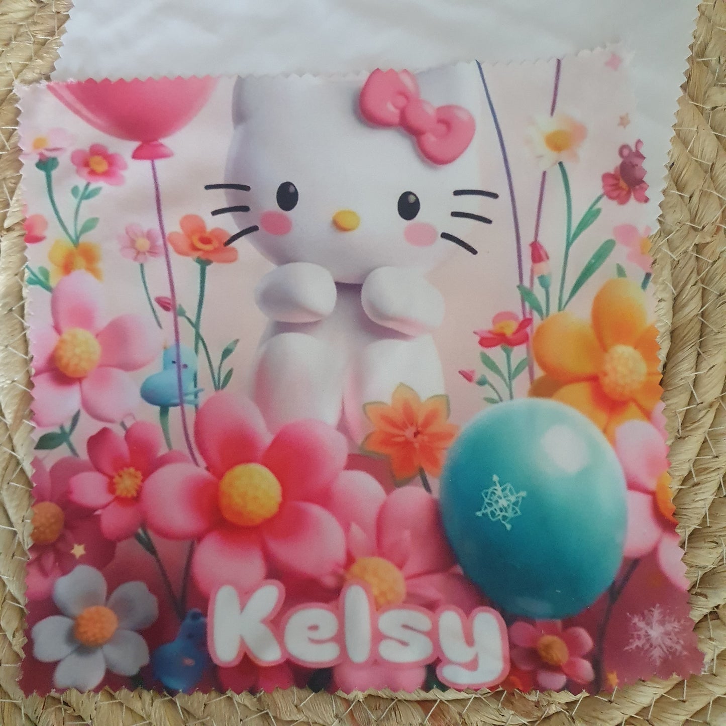 Zoom sur la qualité d'impression par sublimation d'un chiffon microfibre haute densité pour lunettes et écrans.