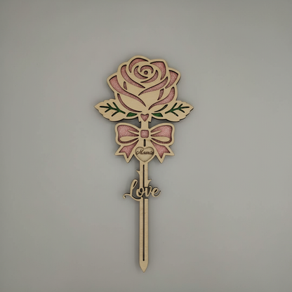 Rose personnalisée bois 25cm modèle nœud et Love, gravure prénom Mamie sur cœur central, détails pailletés roses Atelier Créations.