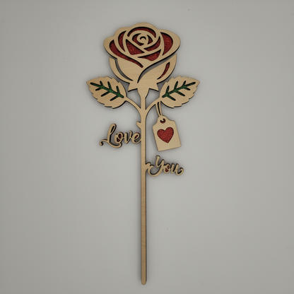 Rose en bois naturel 25cm avec motif Love You et étiquette cœur, finitions pailletées rouges par Atelier Créations.