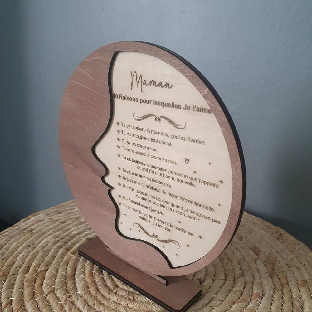 Vue de profil montrant l'assemblage et la stabilité de la décoration maman sur son socle